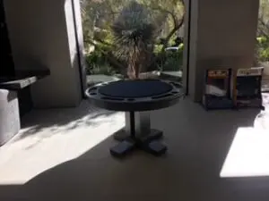 Round game table