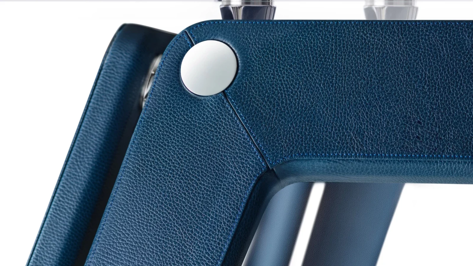 03 Lungolinea Leather Navy detail 1200