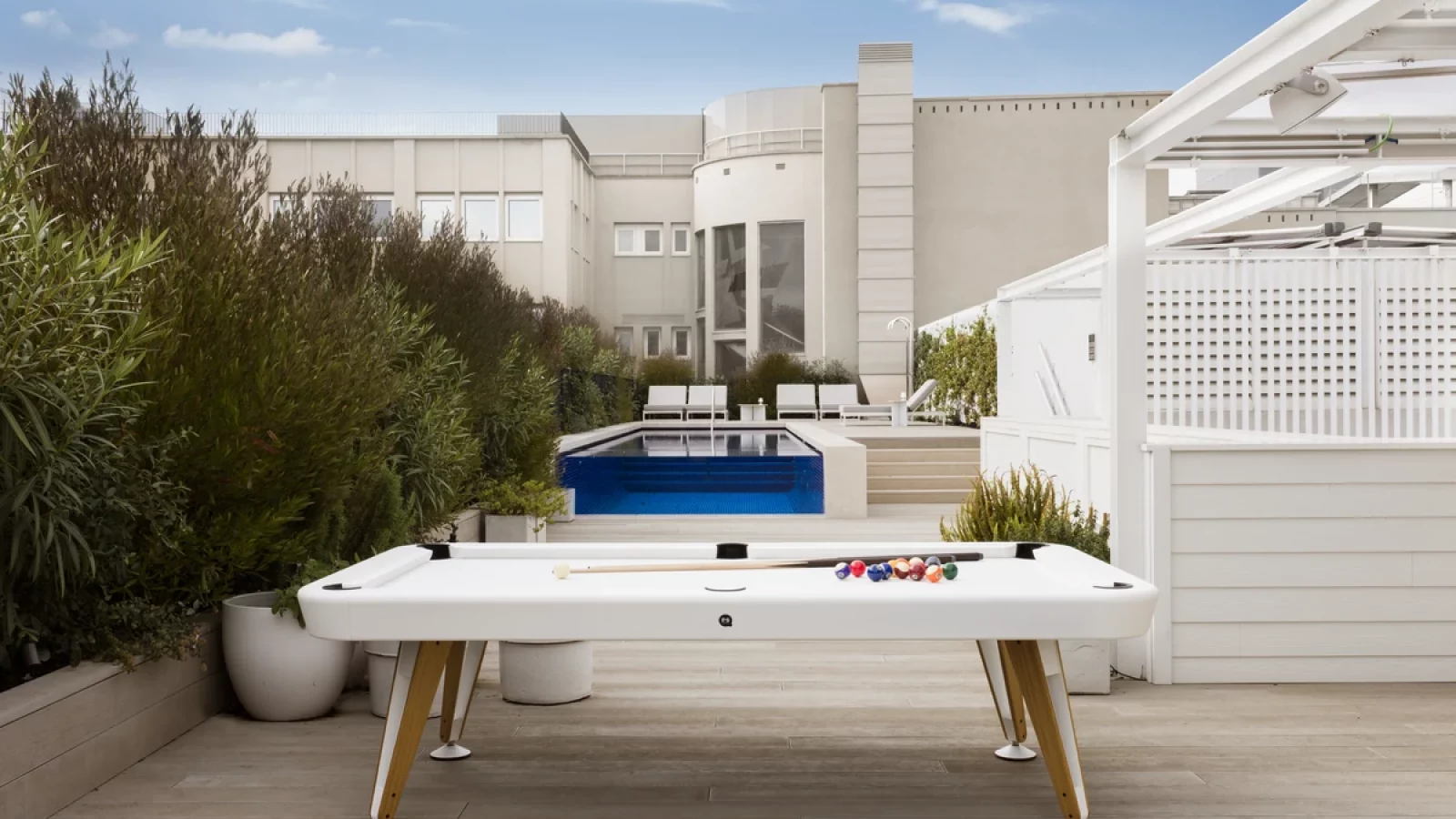 Diagonal top outdoor white ambient 10 Diagonal top outdoor white ambient 10