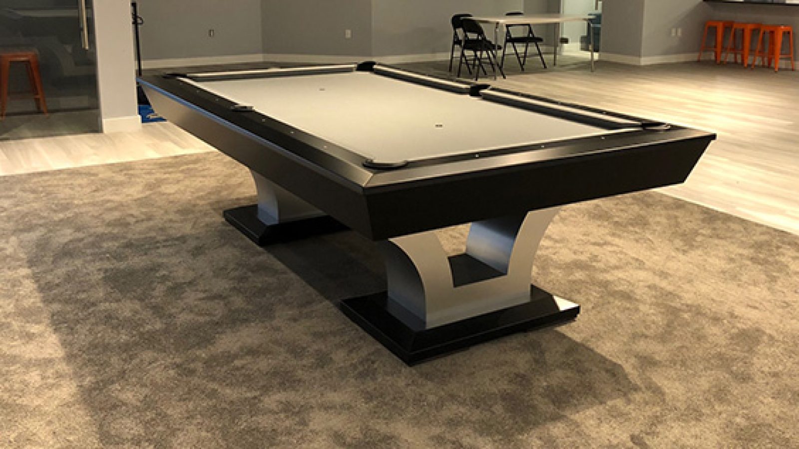 Luxor Matte Black Apron Brushed Aluminum Leg